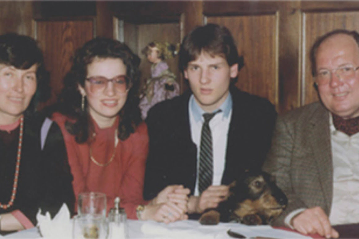 Die Familie Barot&aacute;nyi sitzt gut gelaunt bei Tisch. In der Mitte Tochter Eva und Sohn Johannes.