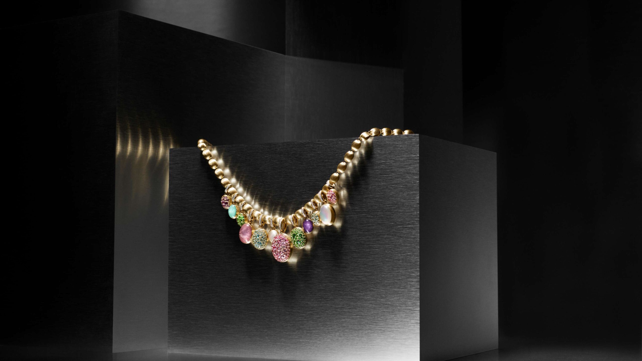Gelbgoldkette mit mehreren bunten Anh&auml;ngern