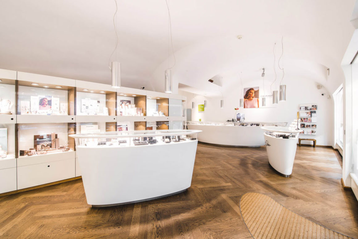 Der Lifestylebereich bei Barot&aacute;nyi ist hell und einladend mit honigbraunem Parkett und hellen modernen Ausstellungsm&ouml;beln.