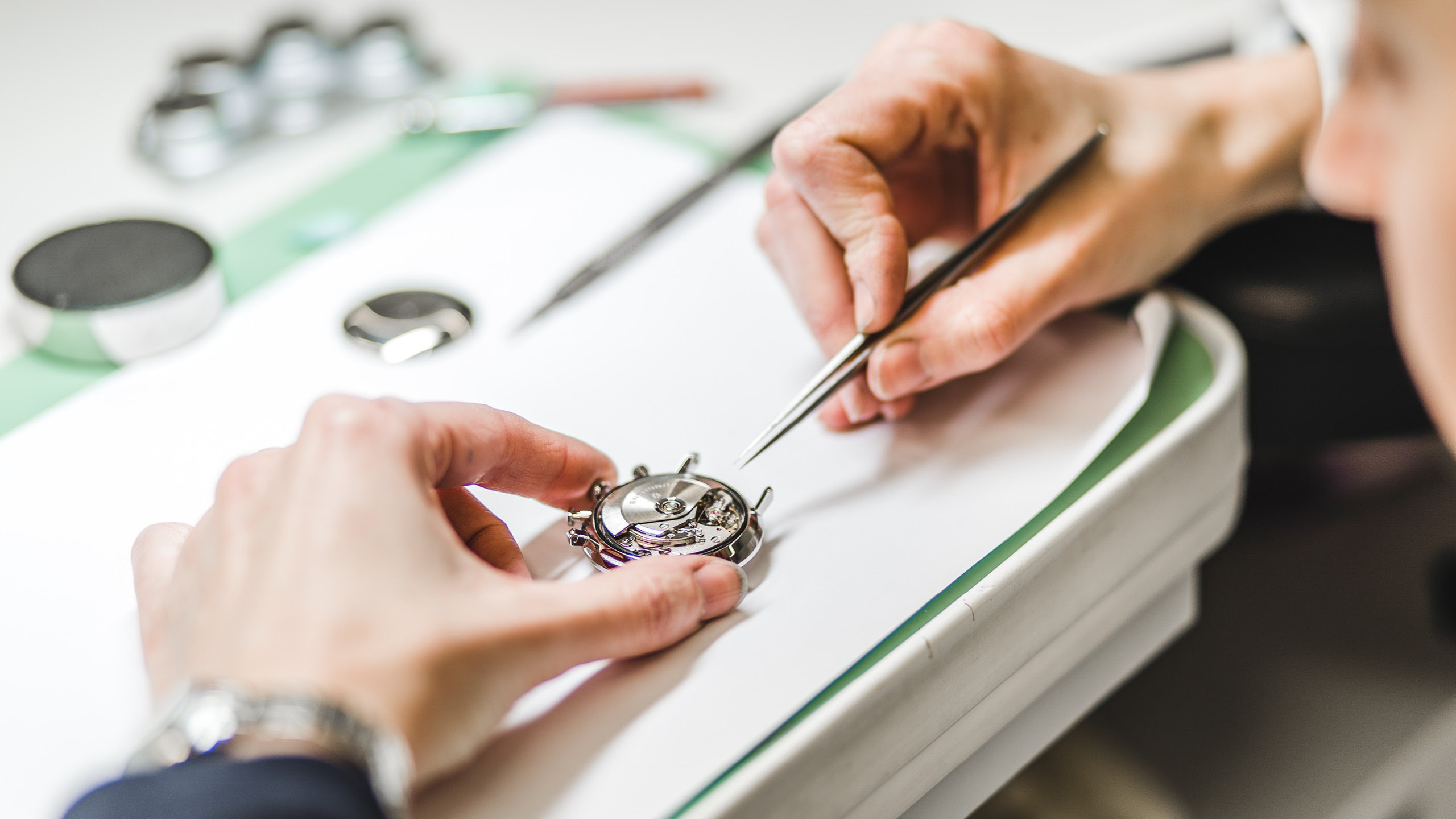Mit viel Expertise und Kunstfertigkeit werden bei Barotányi Armbanduhren repariert.
