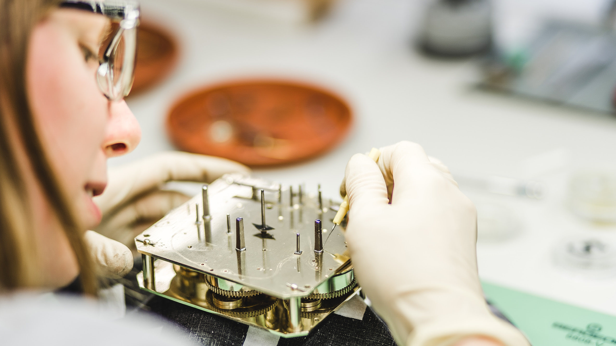 Behutsam wird die Mechanik einer Großuhr bearbeitet.