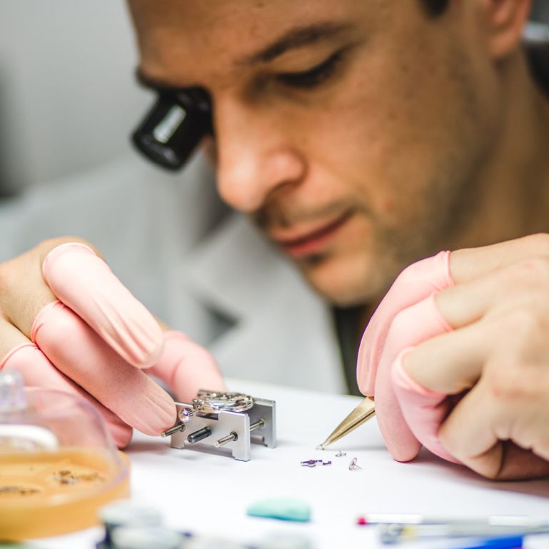Timo Reisner repariert sorgfältig ein Uhrwerk in der hauseigenen Werkstatt von Barotányi.