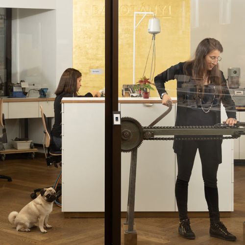 In der hauseigenen Goldschmiede arbeiten Viola Reichenbach und Nicole Barotányi gewissenhaft an exquisiten Produkten.
