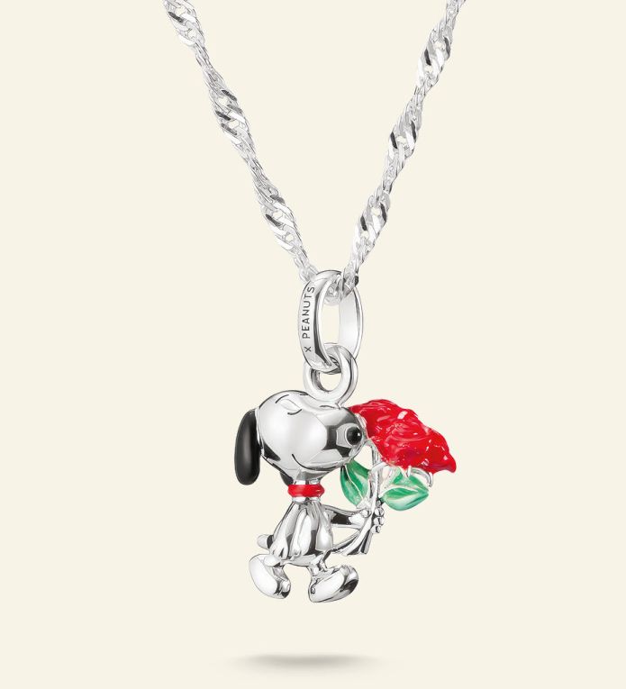 An einer silbernen Kette h&auml;ngt ein Charm der Snoopy mit einer roten Rose darstellt.