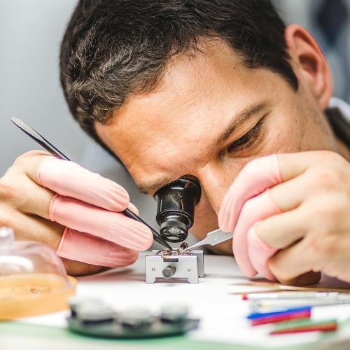 Mit viel fachlicher Expertise, Lupe und handwerklichem Geschick repariert ein Barotányi-Mitarbeiter ein Uhrwerk.