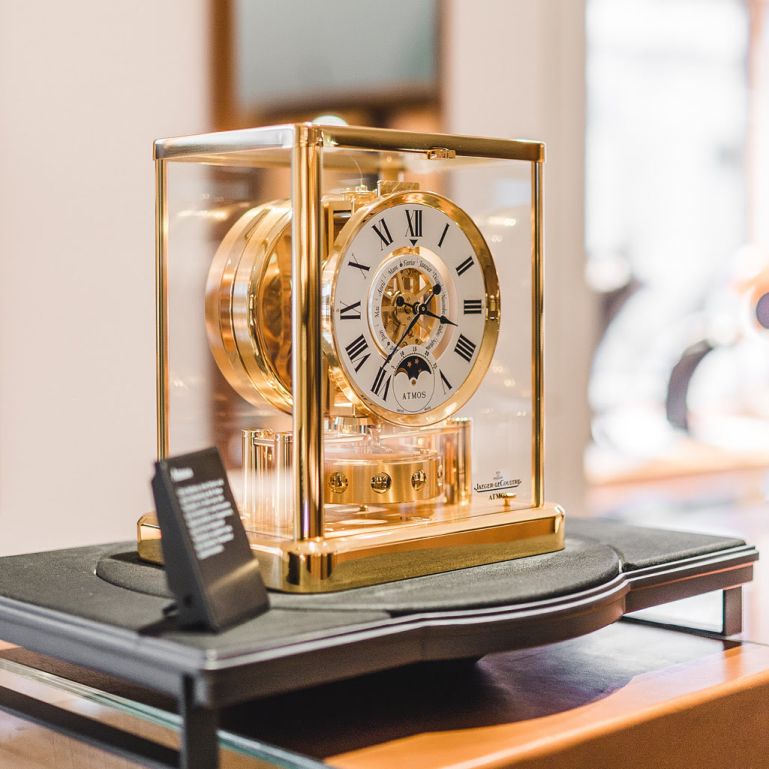 Eine luxuriöse, goldene Großuhr mit römischen Zahlen und Mondkalender von Jaeger le Coultre.
